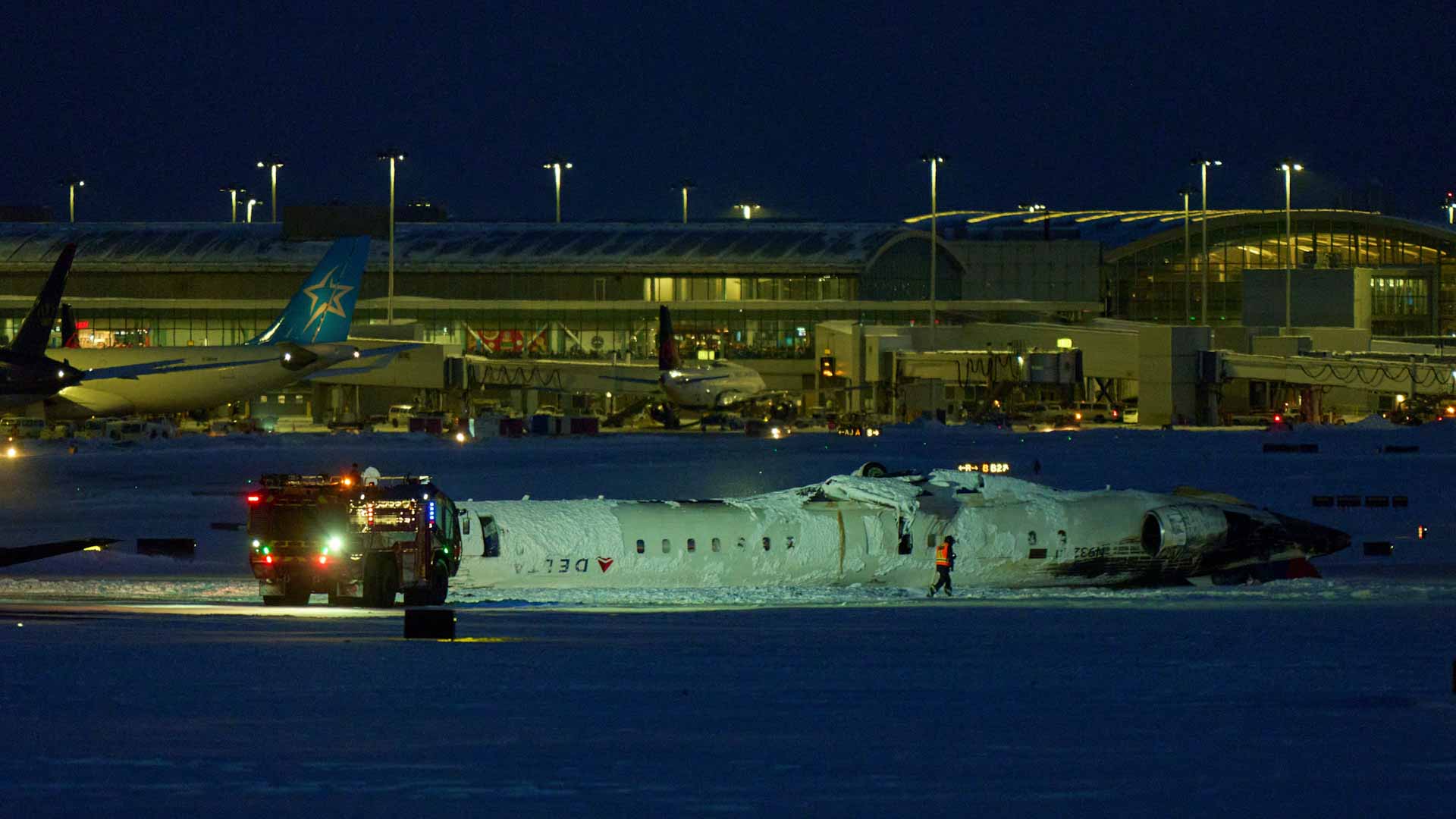 ارتفاع حصيلة تحطم طائرة بمطار تورونتو الكندي إلى 17 جريحاً 