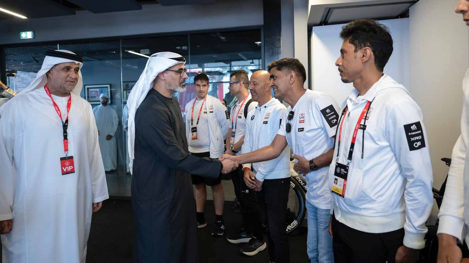 خالد بن محمد يشهد جانباً من المرحلة الـ 2 من طواف الإمارات 2025