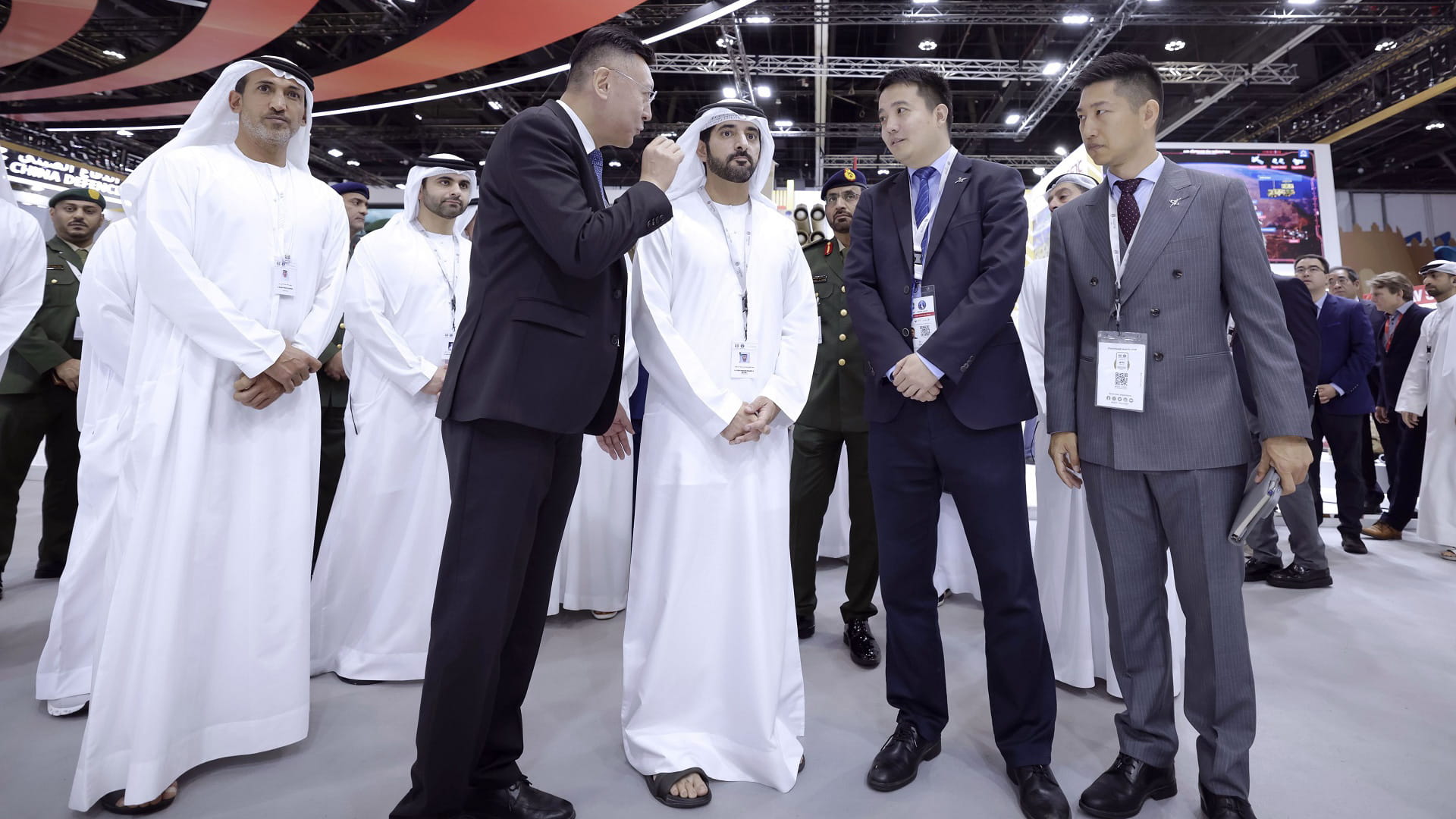 حمدان بن محمد يطّلع على أحدث التقنيات الدفاعية في معرض "آيدكس"