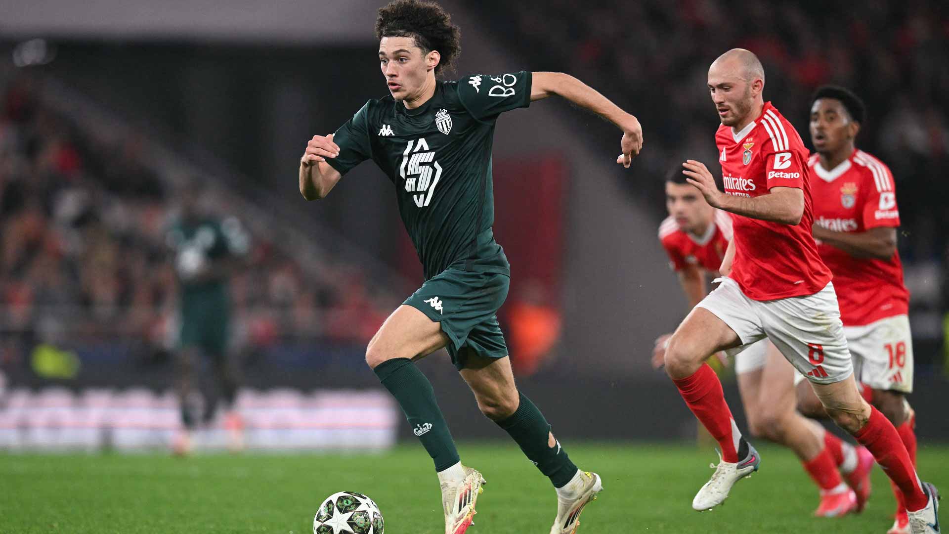 بنفيكا البرتغالي يلحق بركب المتأهلين لثمن نهائي أبطال أوروبا 