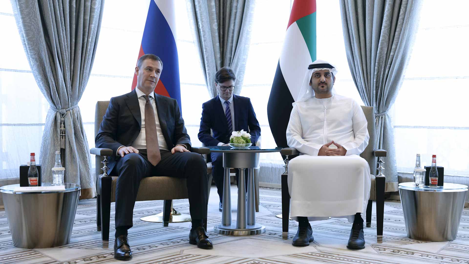 مكتوم بن محمد ونائب رئيس الوزراء الروسي يبحثان تعزيز الشراكة