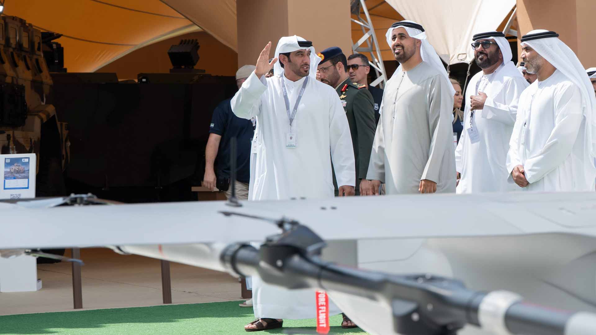 ذياب بن محمد بن زايد يزور معرض "آيدكس 2025" 