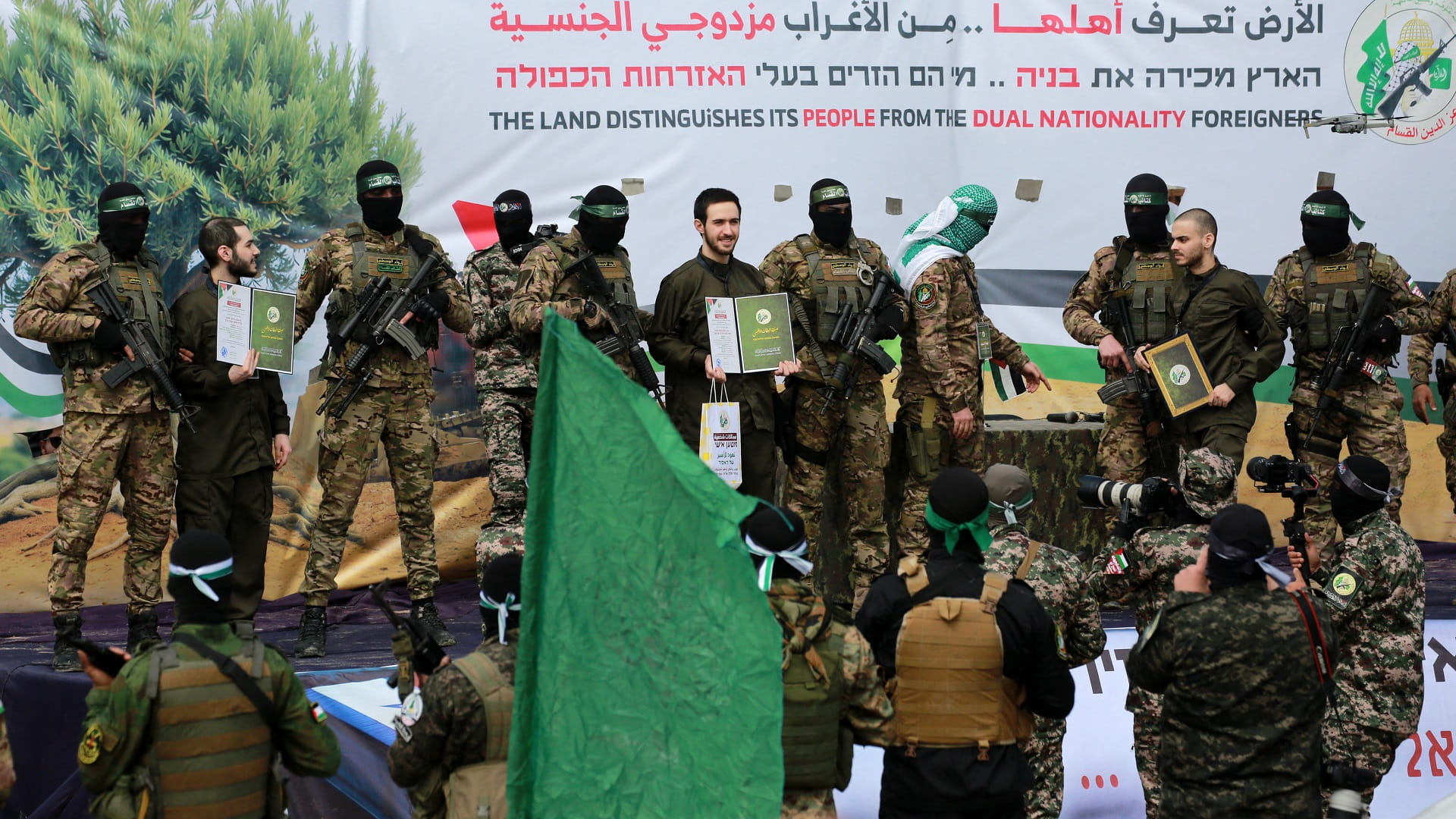 Hamas releases five Israeli hostages 