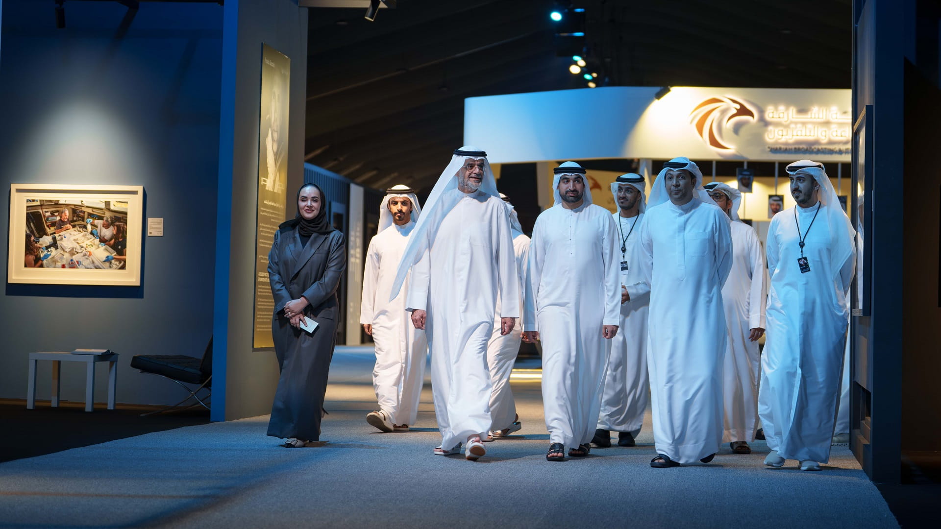 ولي عهد الشارقة يطلع على أجنحة المهرجان الدولي للتصوير الـ9