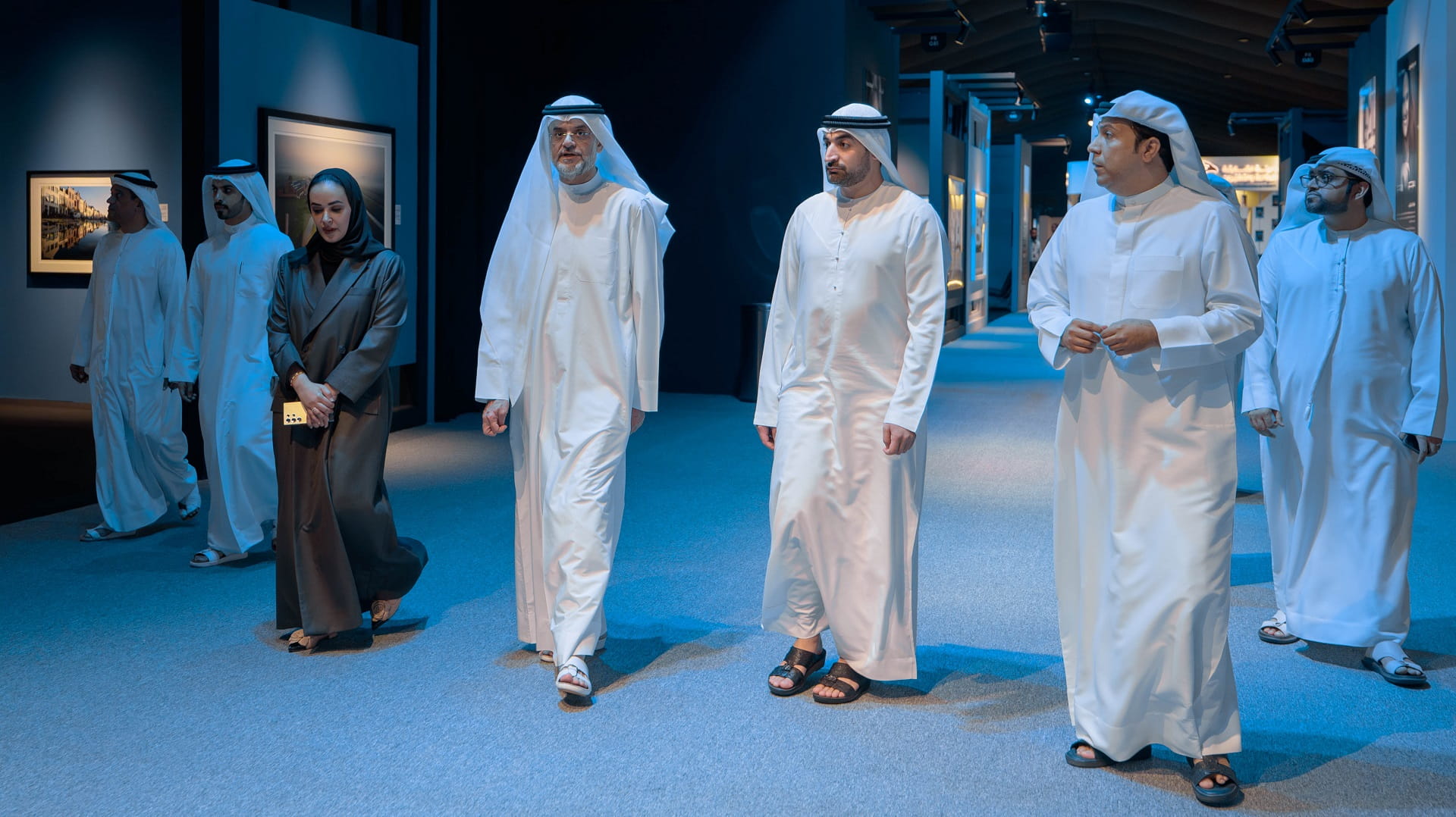 ولي عهد الشارقة يطلع على أجنحة المهرجان الدولي للتصوير الـ9