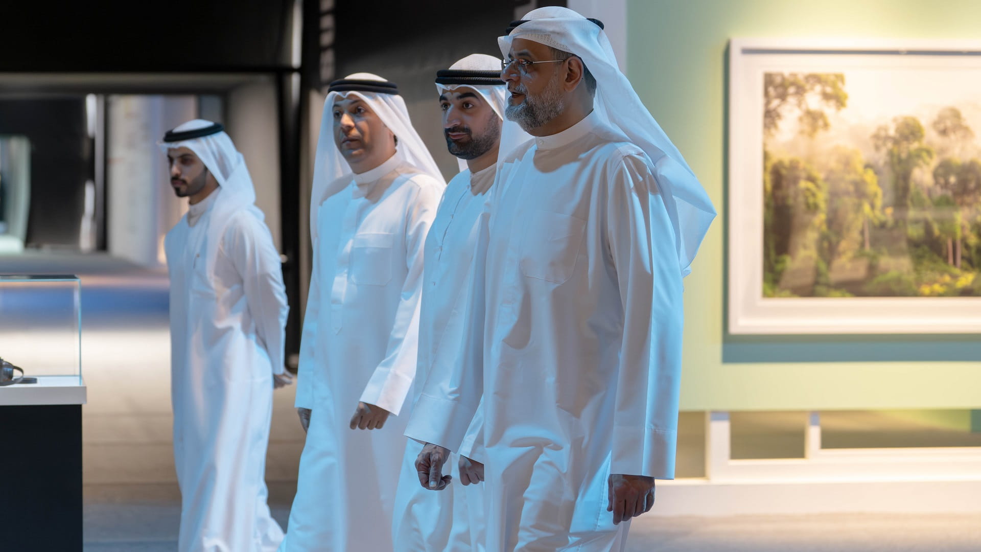 ولي عهد الشارقة يطلع على أجنحة المهرجان الدولي للتصوير الـ9