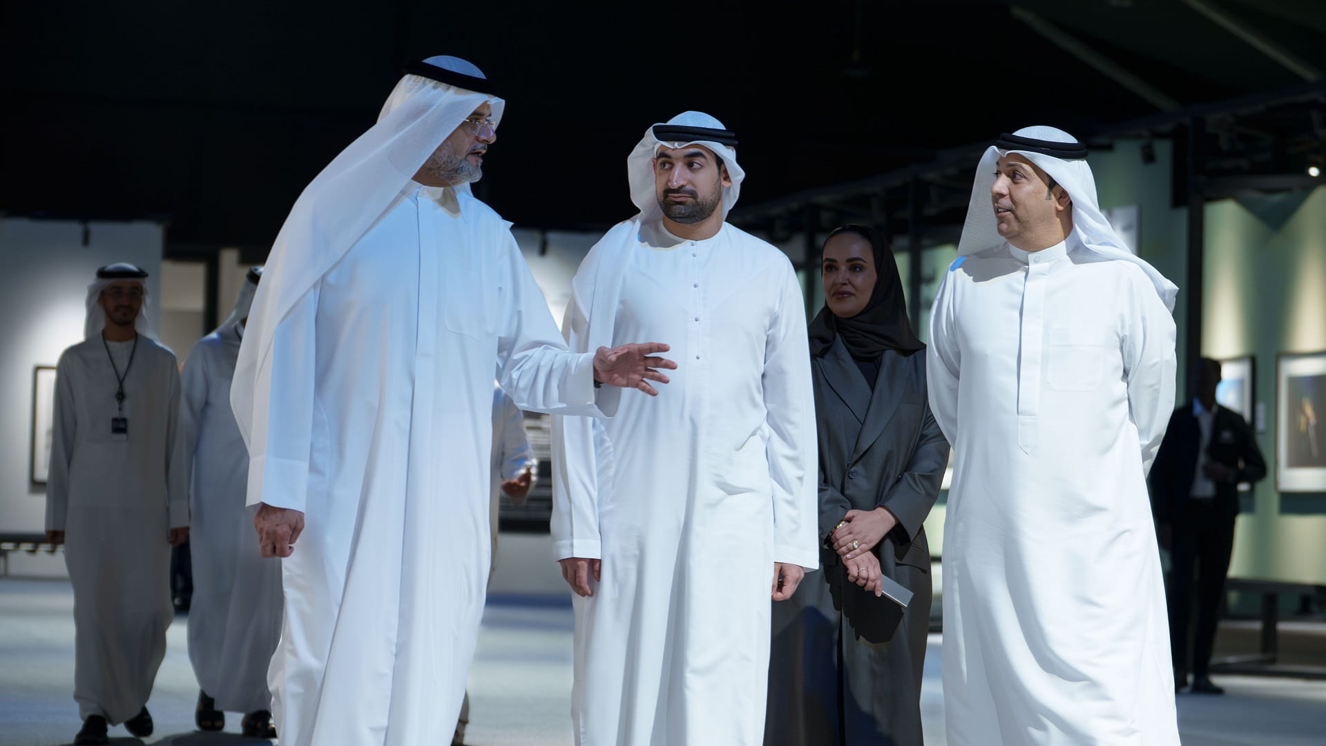 ولي عهد الشارقة يطلع على أجنحة المهرجان الدولي للتصوير الـ9