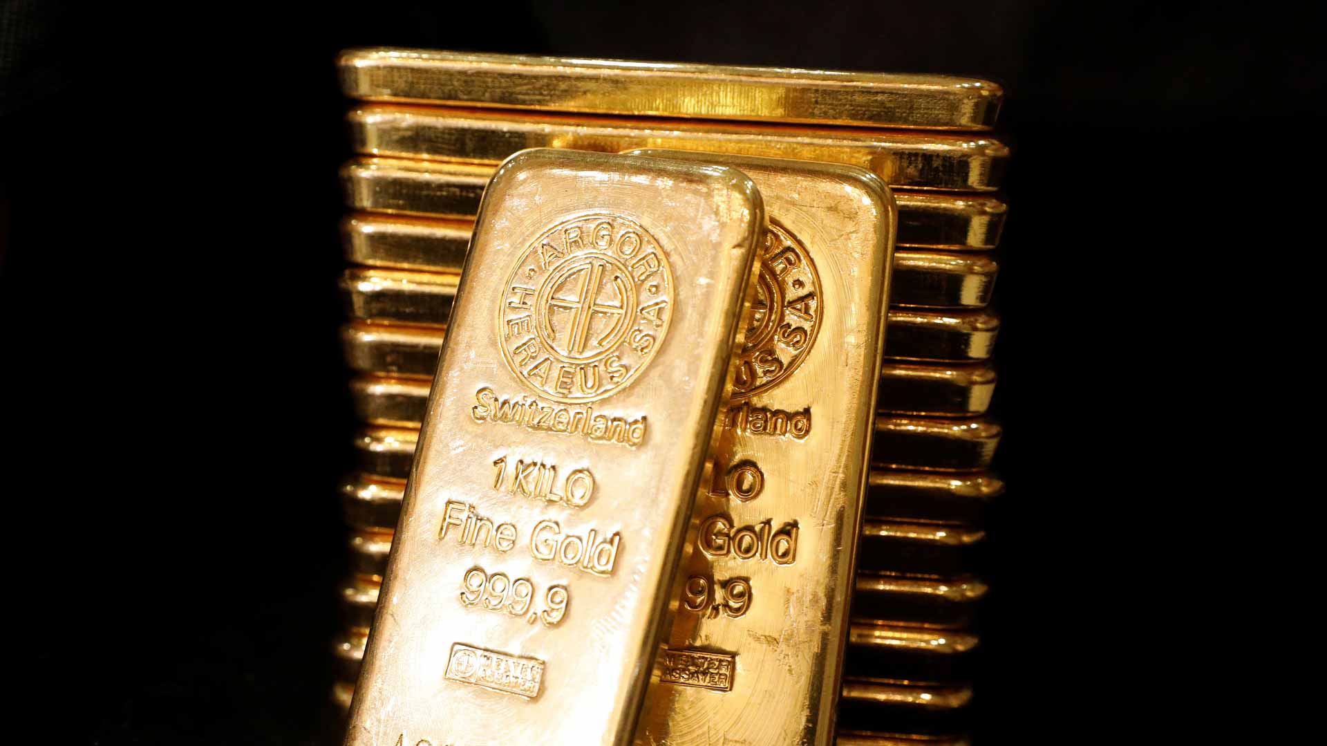 الذهب يستقر قرب أعلى مستوياته وسط انتظار بيانات التضخم 