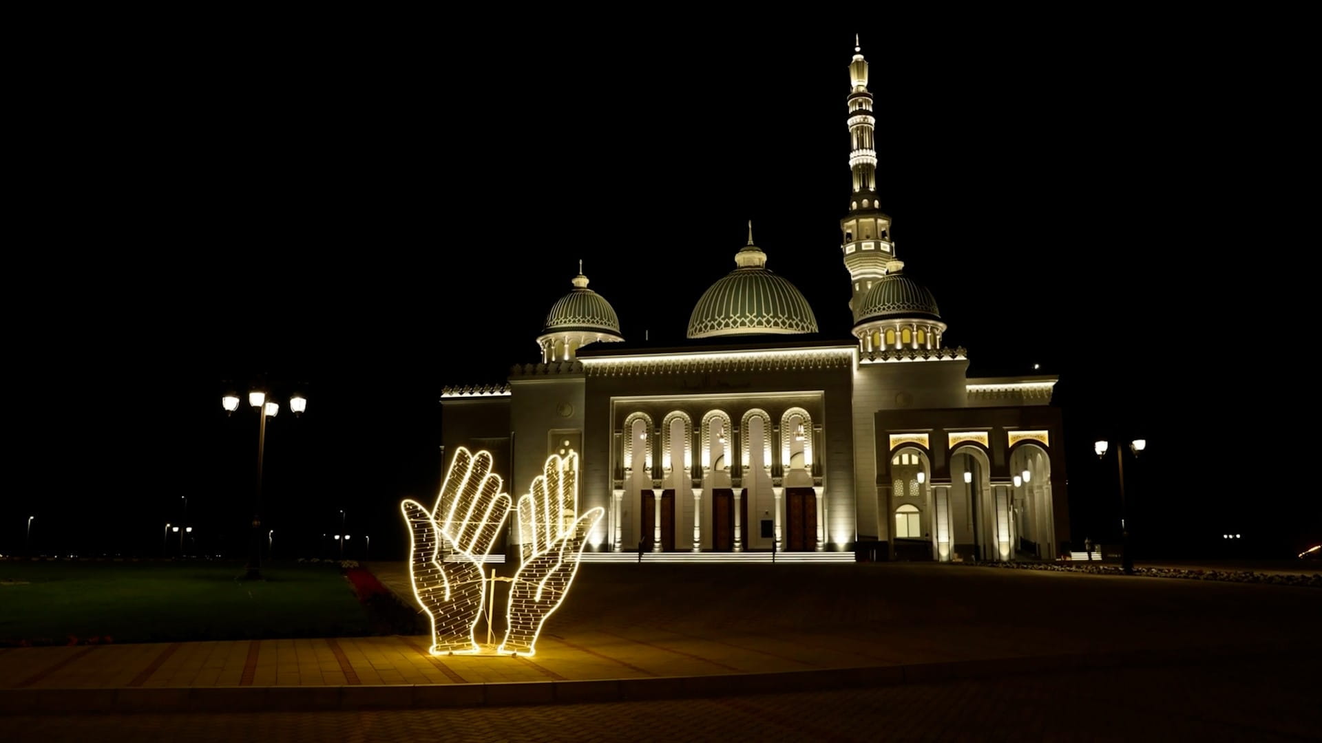 ابتهاجاً بقدومه.. بلدية مدينة الذيد تنتهي من أعمال زينة رمضان  