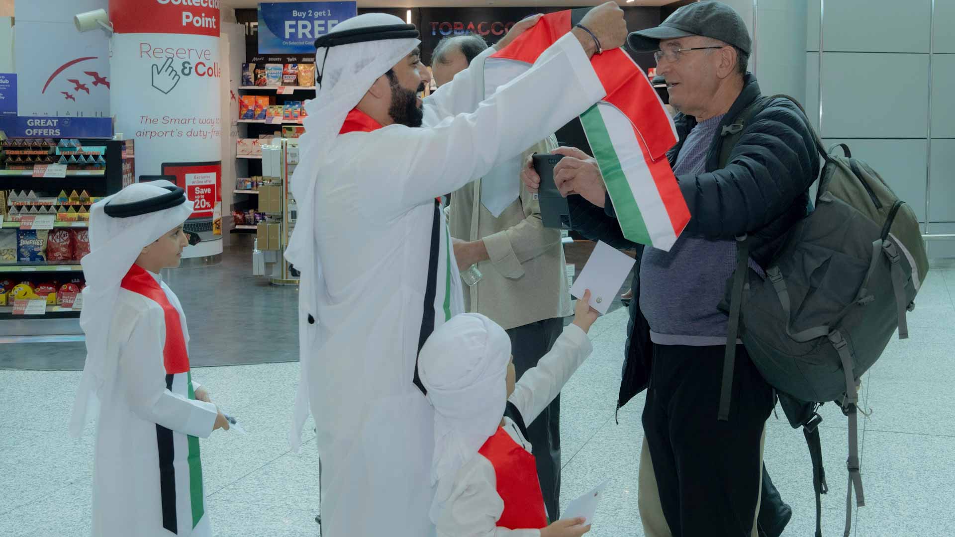 مطار الشارقة يحتفل مع المسافرين الكويتيين بيومهم الوطني الـ 64 