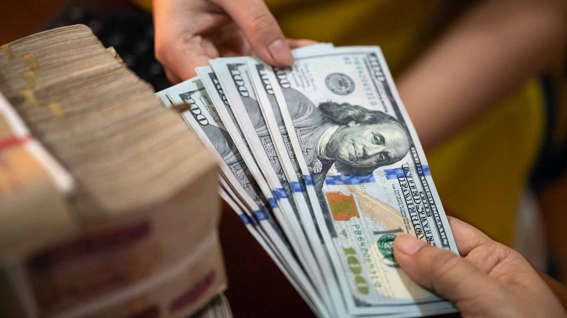 بعد التراجع.. الدولار يرتفع مع تجدد المخاوف بشأن الرسوم الجمركية