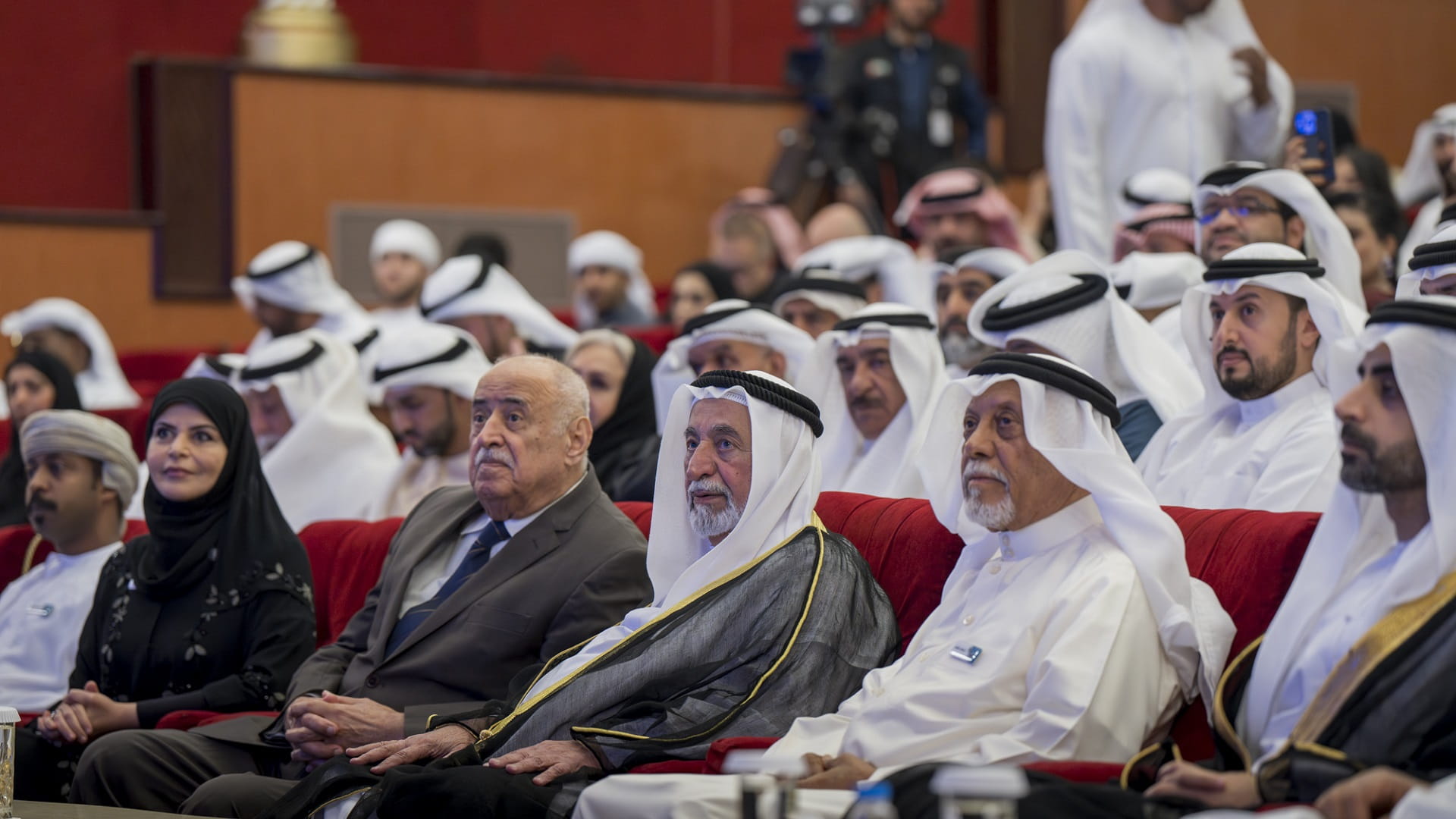  سلطان القاسمي يشهد ختام أيام الشارقة المسرحية ويكرم الفائزين