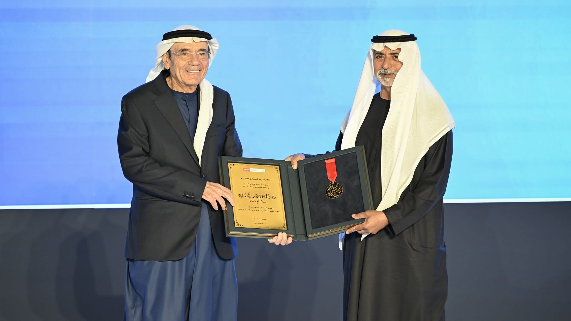 جامعة الإمارات تكرم نهيان بن مبارك بجائزة اليوم الإماراتي للتعليم 