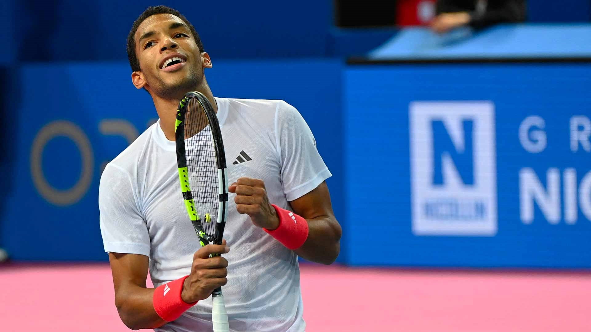 أوجييه-ألياسيم يتأهل لنصف نهائي بطولة دبي للتنس 