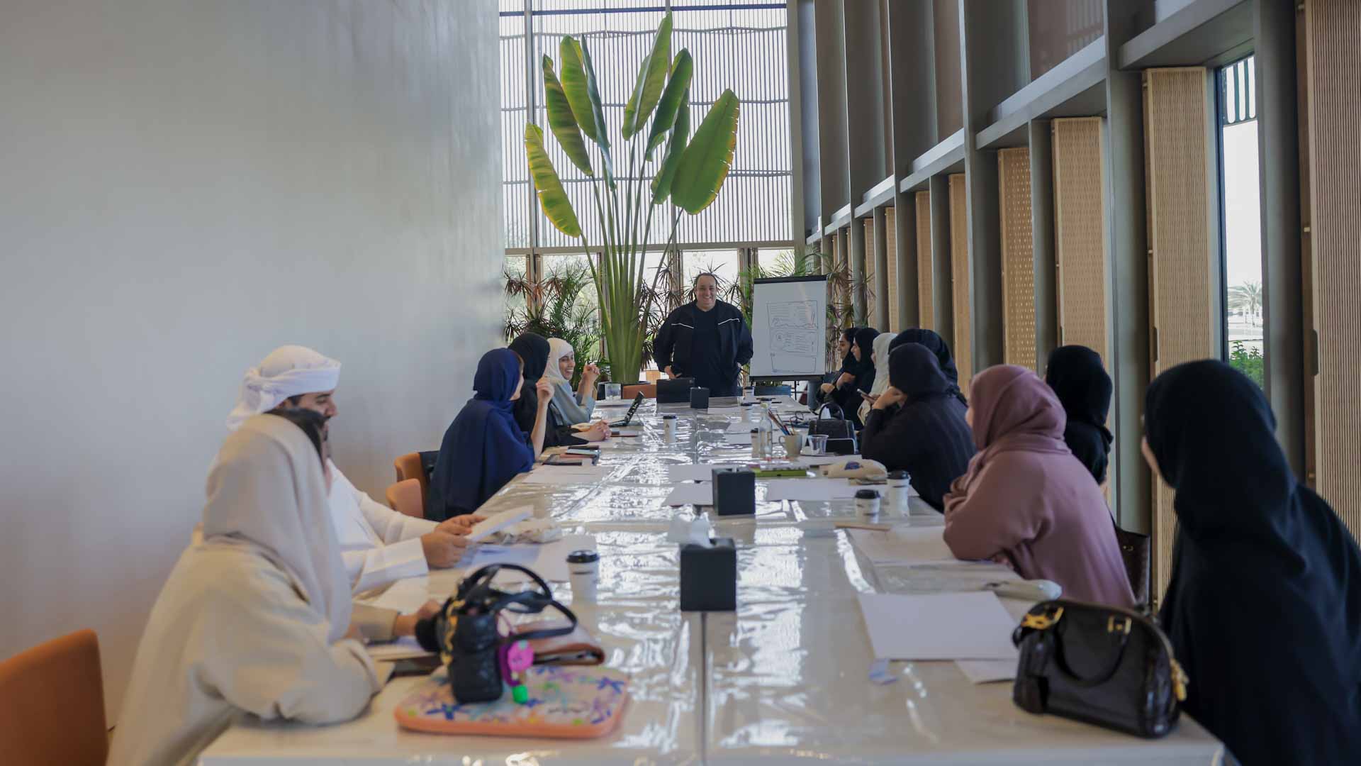 "الإماراتي لكتب اليافعين" يعزز قدرات الفنانين في رسم "الخراريف" 