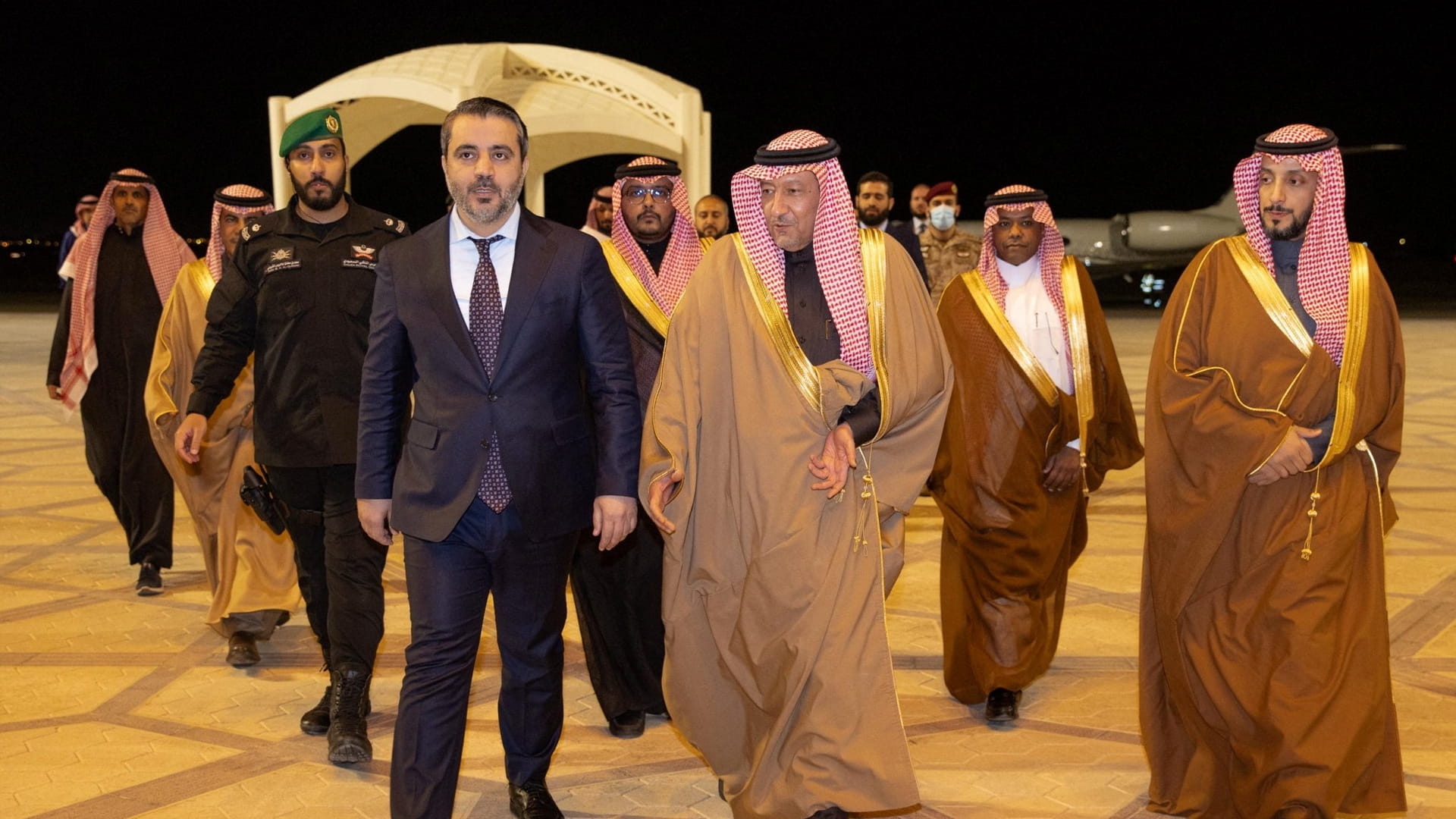 في أول زيارة للخارج.. وفد سوري برئاسة وزير الخارجية يصل السعودية  