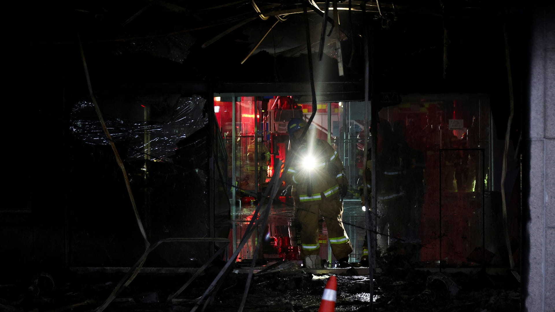 إنقاذ 30 شخصاً من مبنى اشتعلت فيه النيران بكوريا الجنوبية 