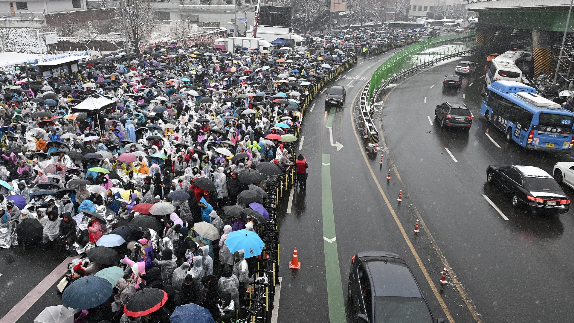 South Koreans protest in snow as Yoon arrest deadline nears