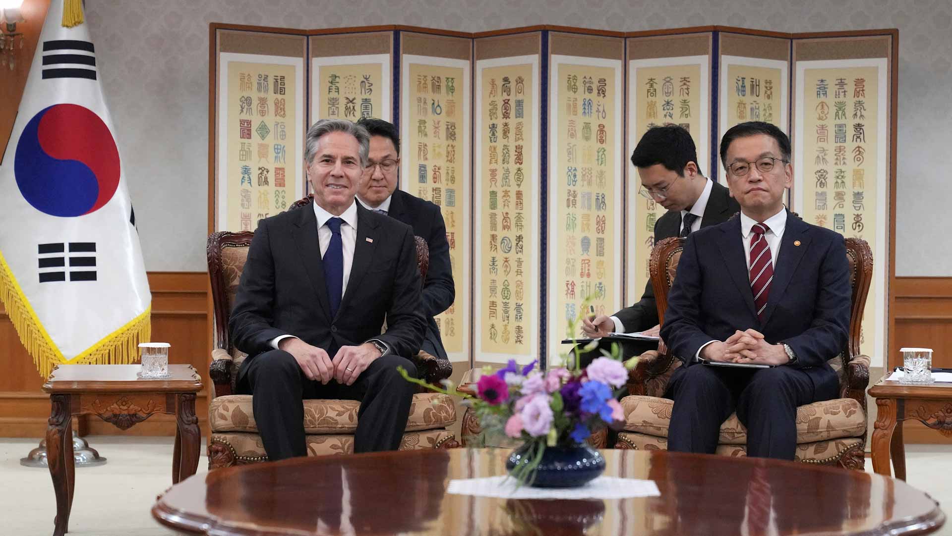   سيؤول تستقبل بلينكن بالورود وبيونغ يانغ تهديه صاروخاً باليستياً