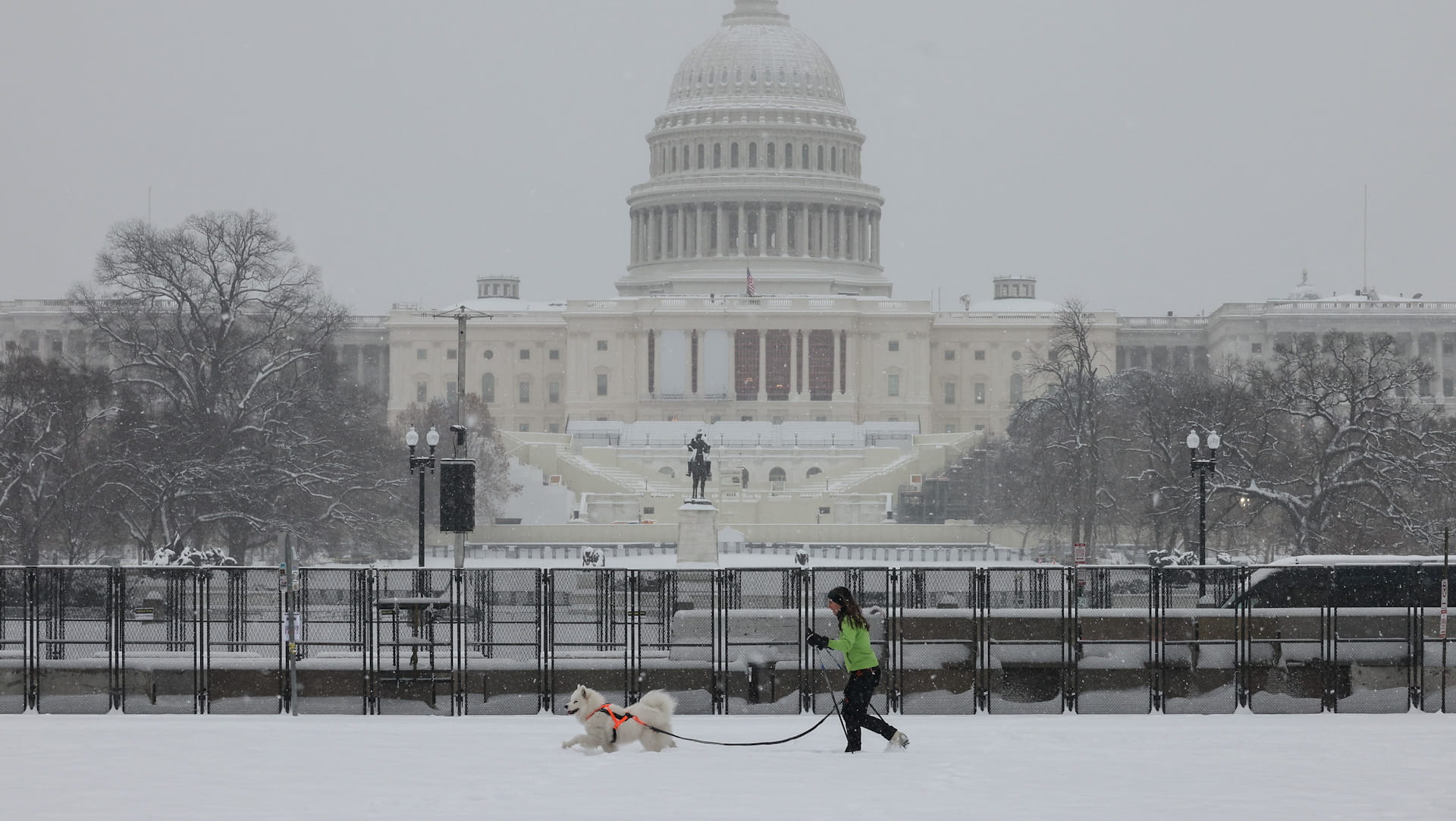 ثلوج تكتسي الأرض أمام مبنى الكونغرس الأميركي في واشنطن العاصمة 