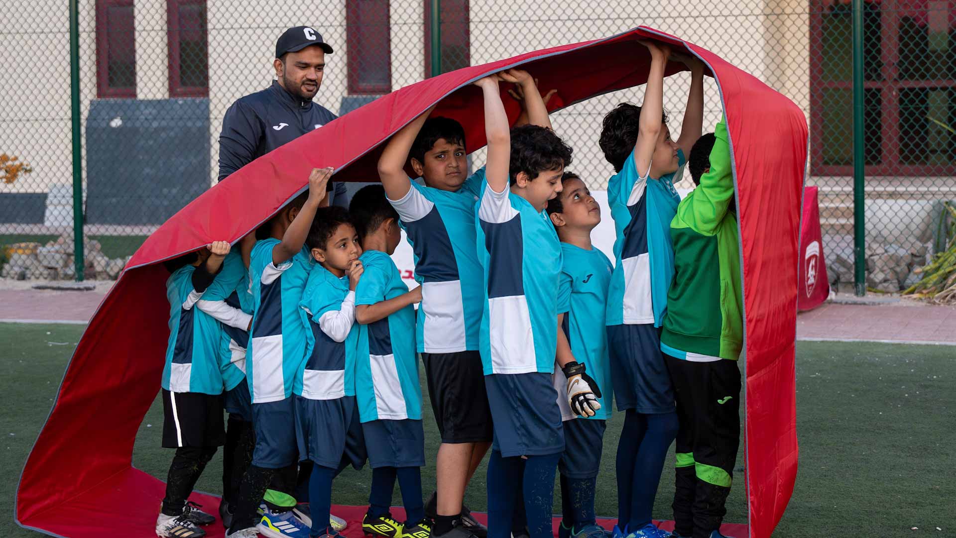 نادي الحمرية يطلق مبادرة "روح الفريق" لتعزيز العمل الجماعي