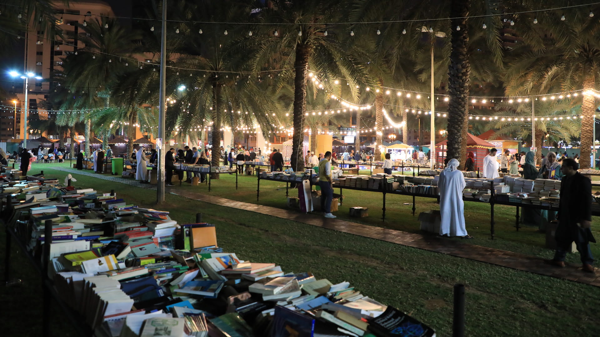 سوق الوراقين للكتب المستعملة في الشارقة 