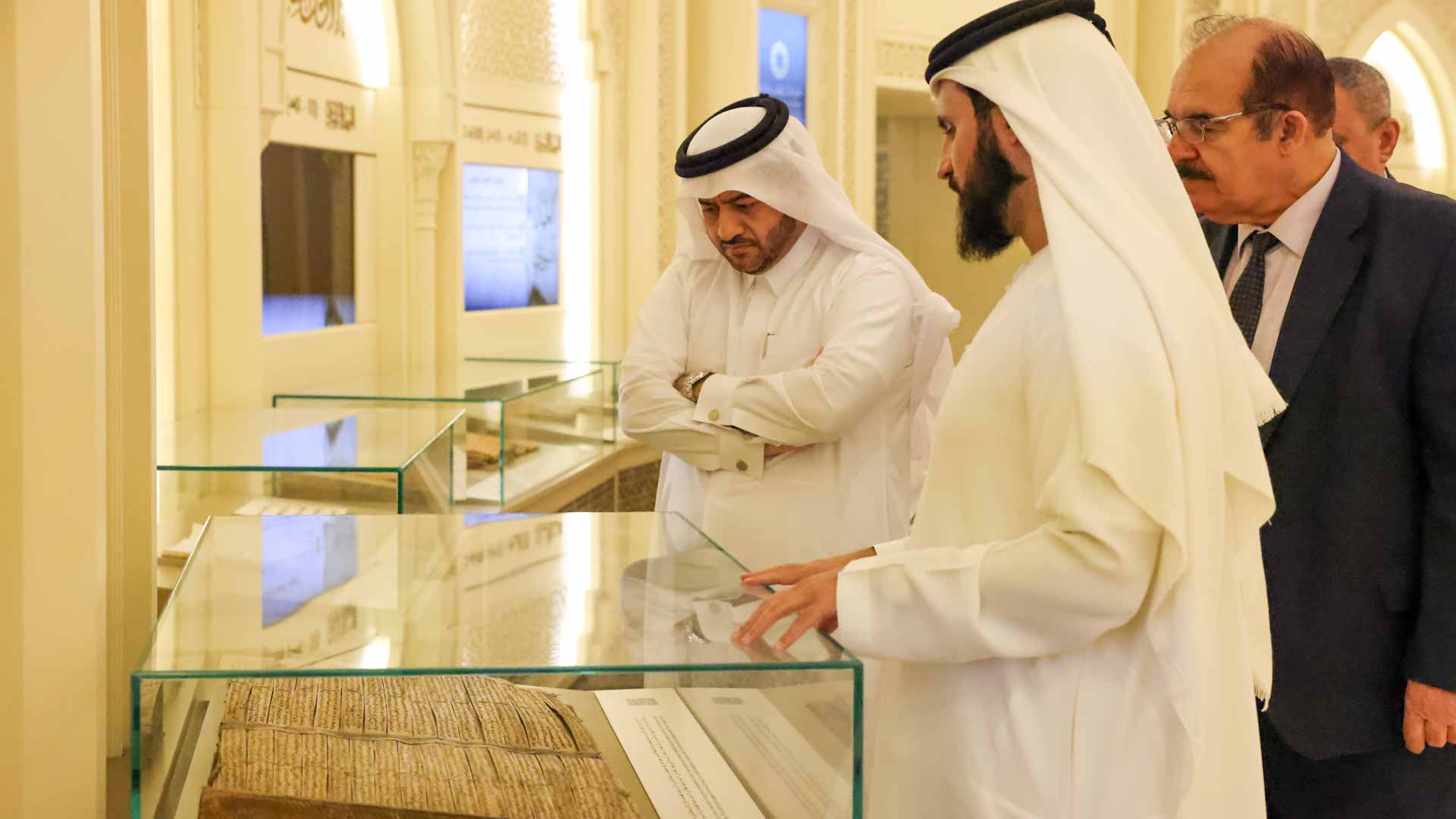 وفد دار التقويم القطري:مجمع القرآن برؤية حاكم الشارقة نبراس متفرد 