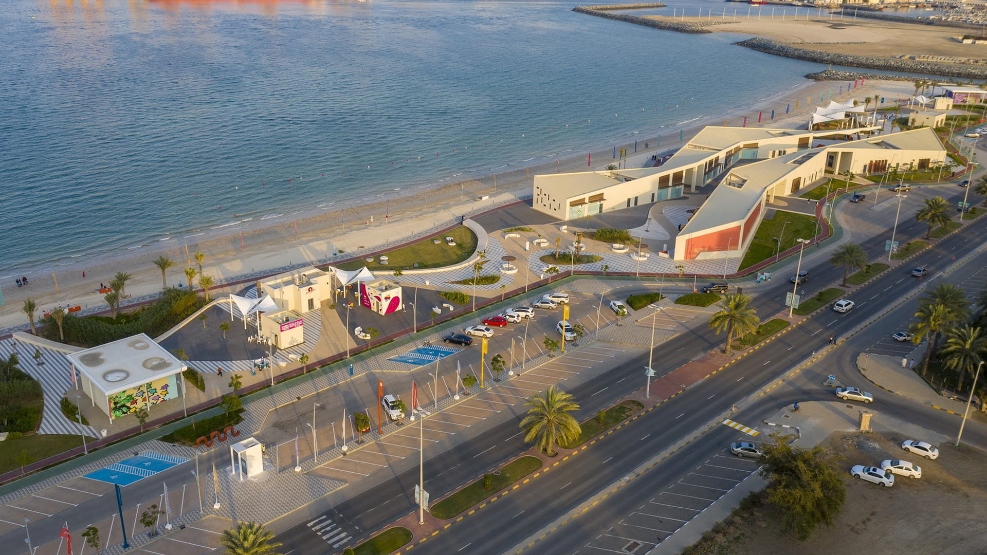 شاطئ اللؤلؤية الوجهة المثالية للاسترخاء والاستمتاع بالبحر