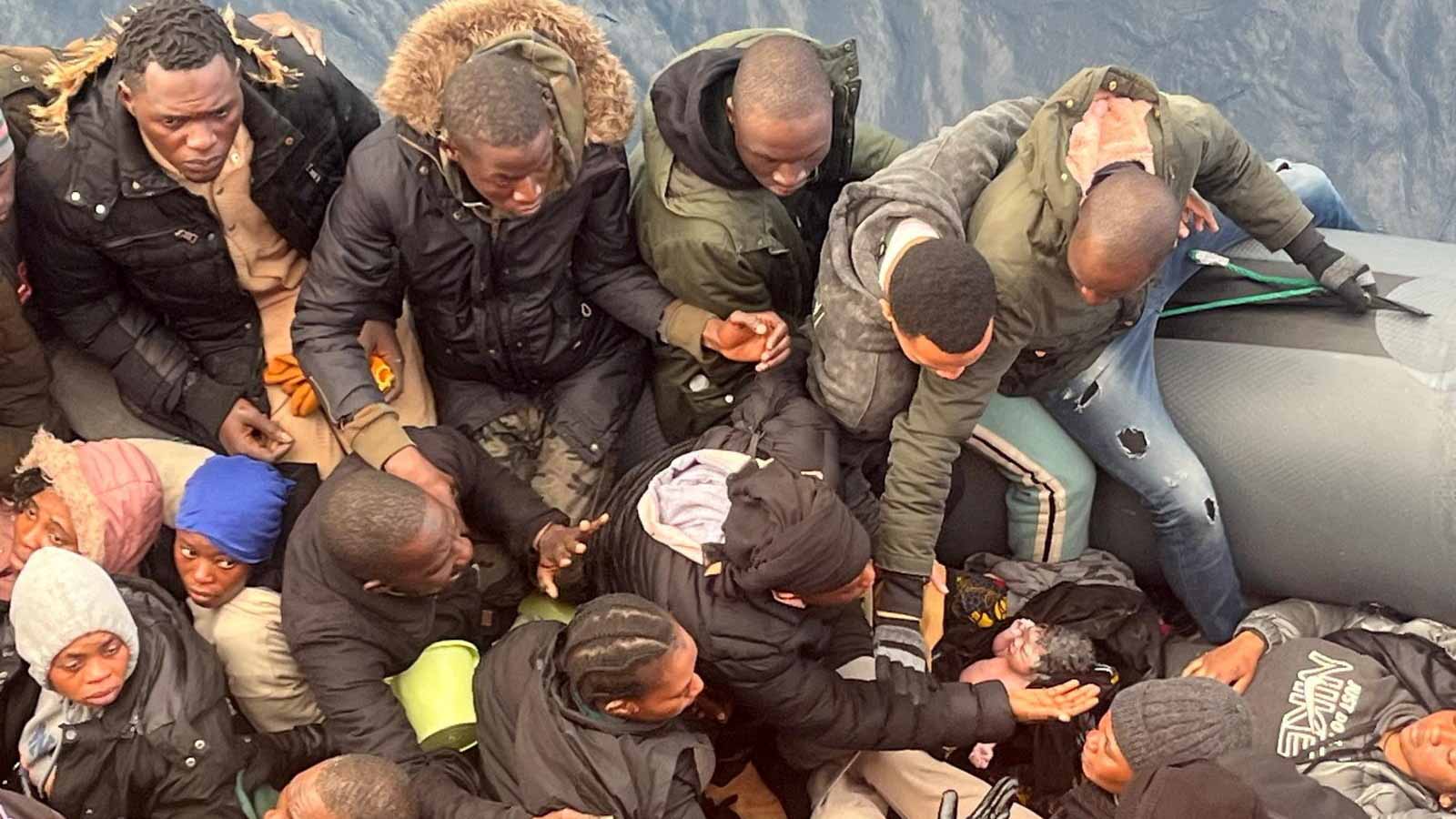 وسط أهوال البحر.. مهاجرة تضع مولودة على متن قارب قرب جزر الكناري 