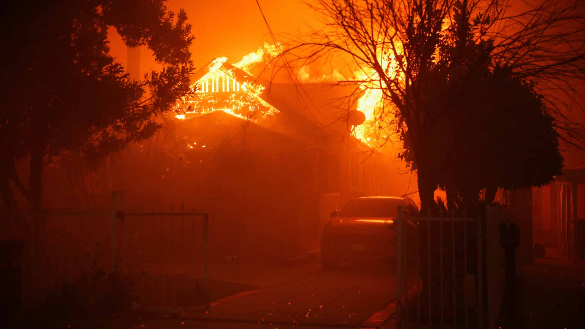 خارجة عن السيطرة.. حرائق الغابات المستعرة تحاصر لوس أنجليس وتقتل 5