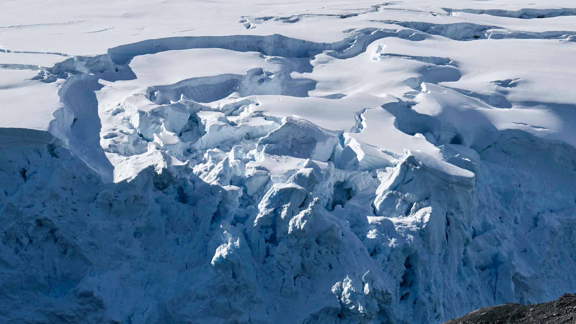 بعد تناقص مقلق..مستوى الجليد البحري في أنتركتيكا يعود للارتفاع 