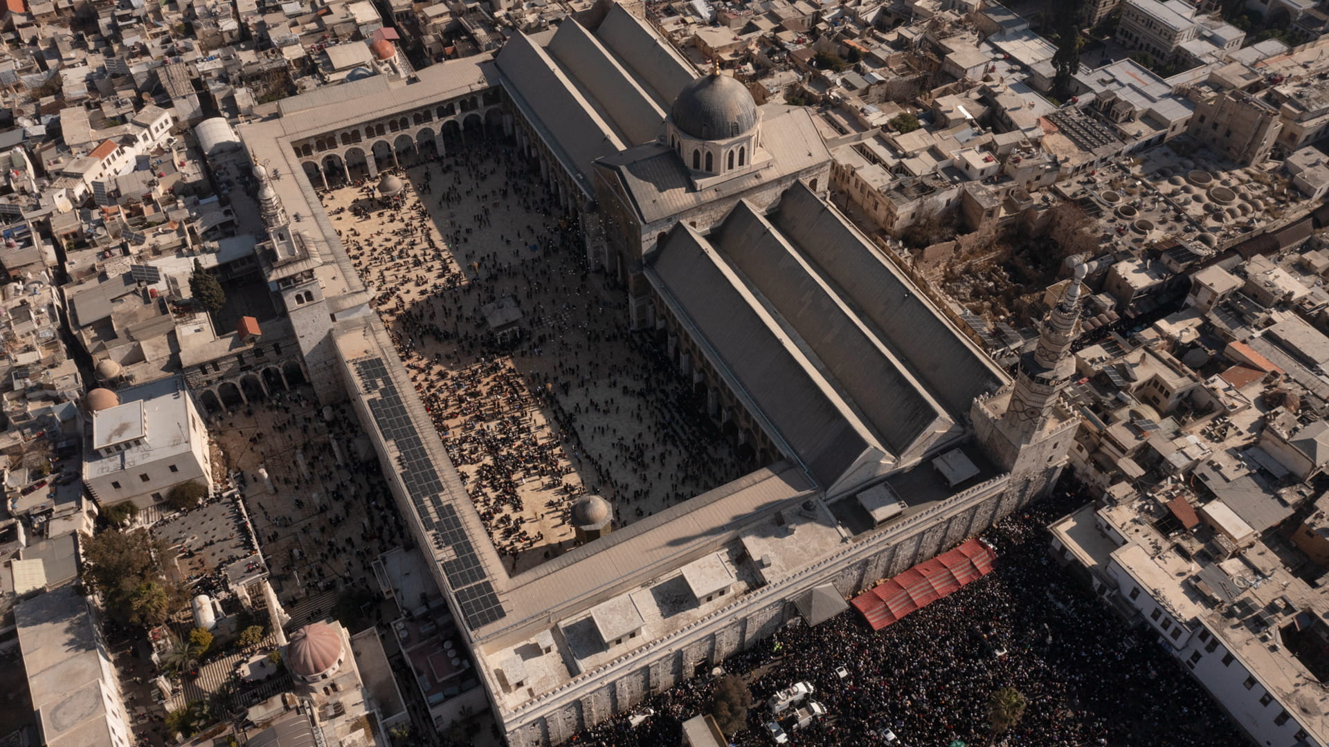 وفاة 4 أشخاص وإصابة 16 بحادث تدافع في المسجد الأموي بدمشق  