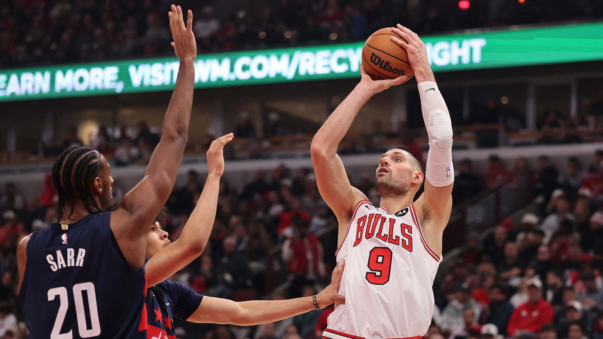 شيكاغو بولز يقسو على ويزاردز في دوري كرة السلة الأميركي  