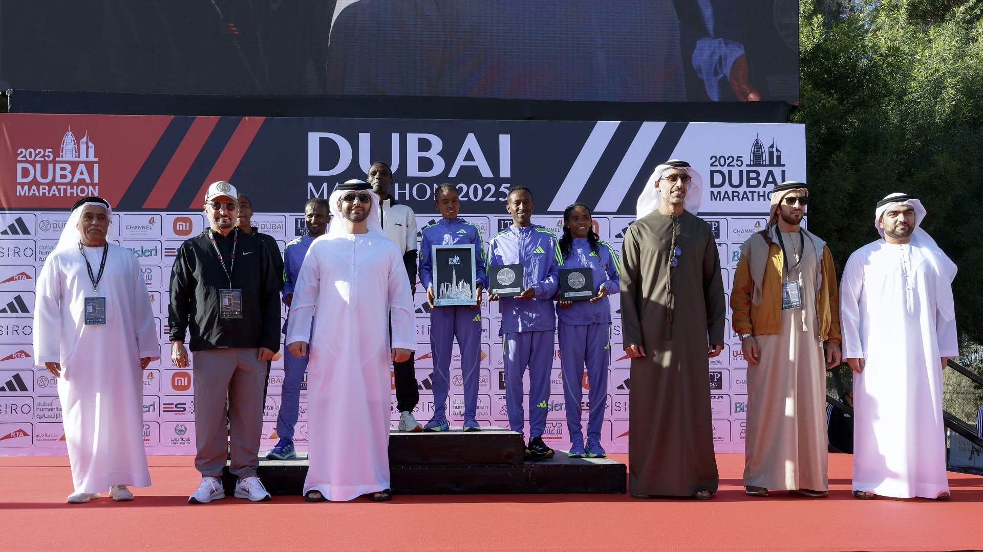 صورة بعنوان: منصور بن محمد يتوج الفائزين في ماراثون دبي 