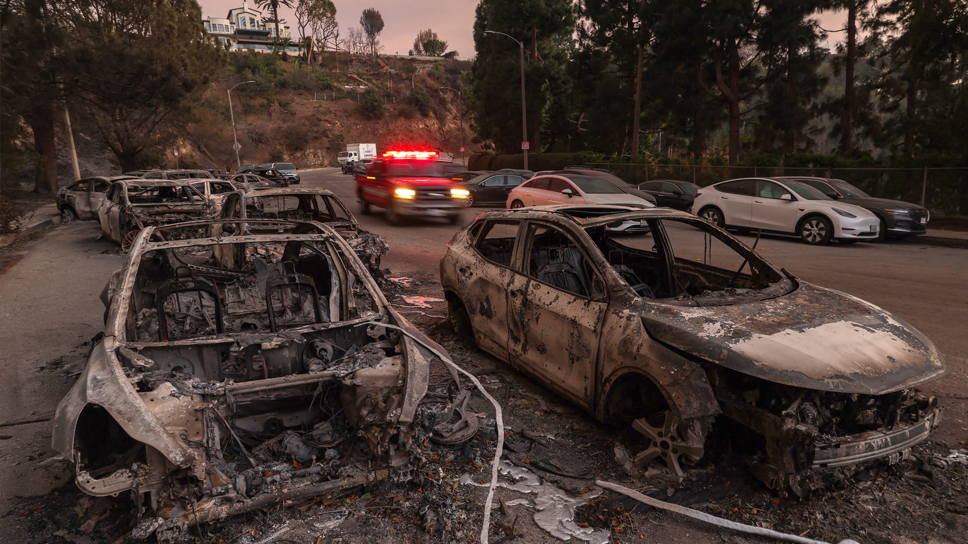 حرائق لوس أنجليس تتسع وترفع عدد ضحاياها إلى 16