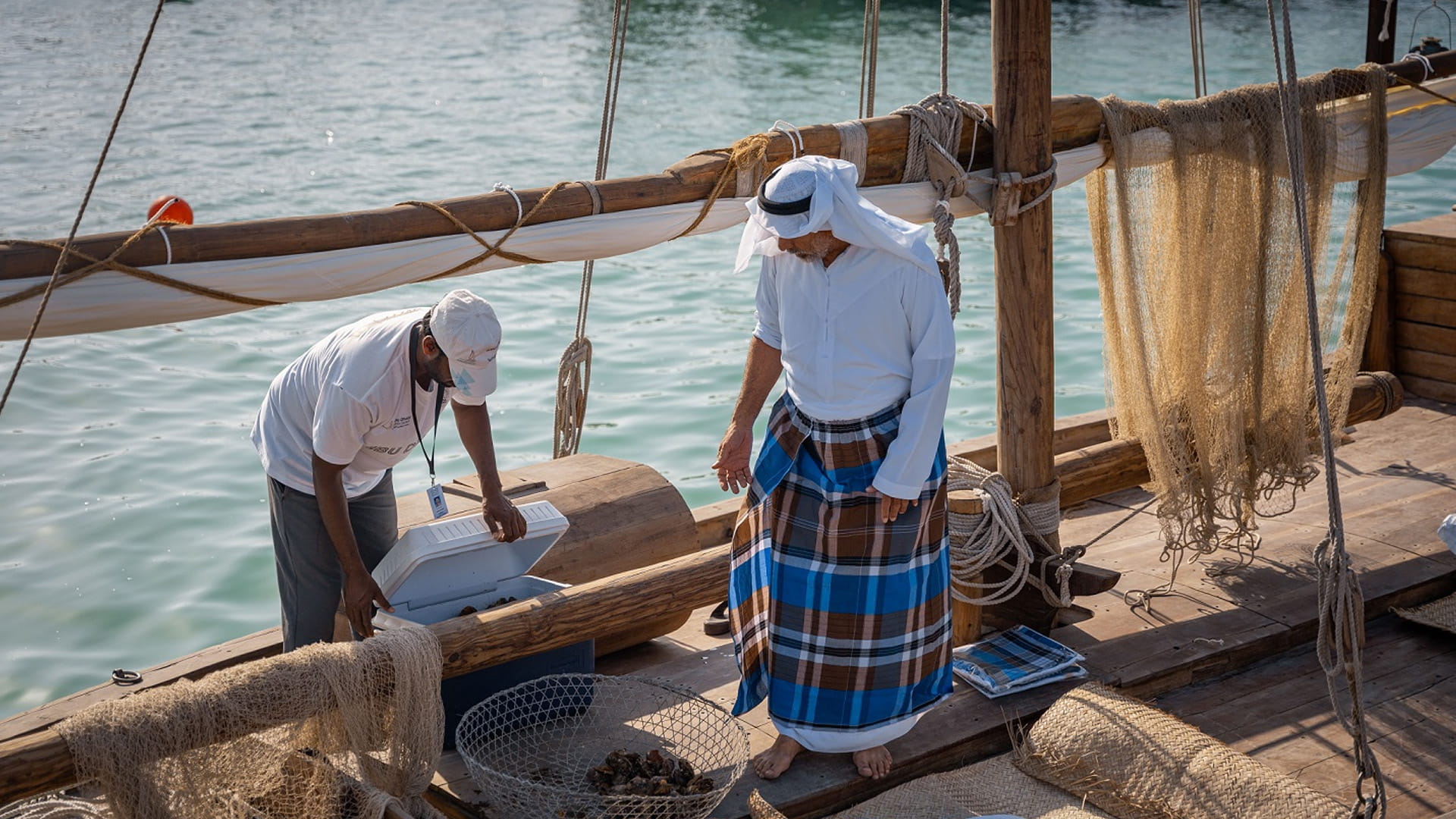 صيد اللؤلؤ في الإمارات: كنوز في أعماق الخليج