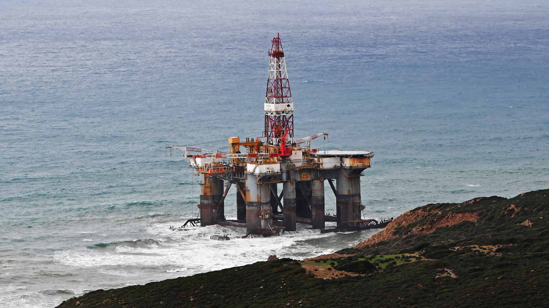 تونس: جنوح منصة نفطية بحرية على السواحل الشمالية 