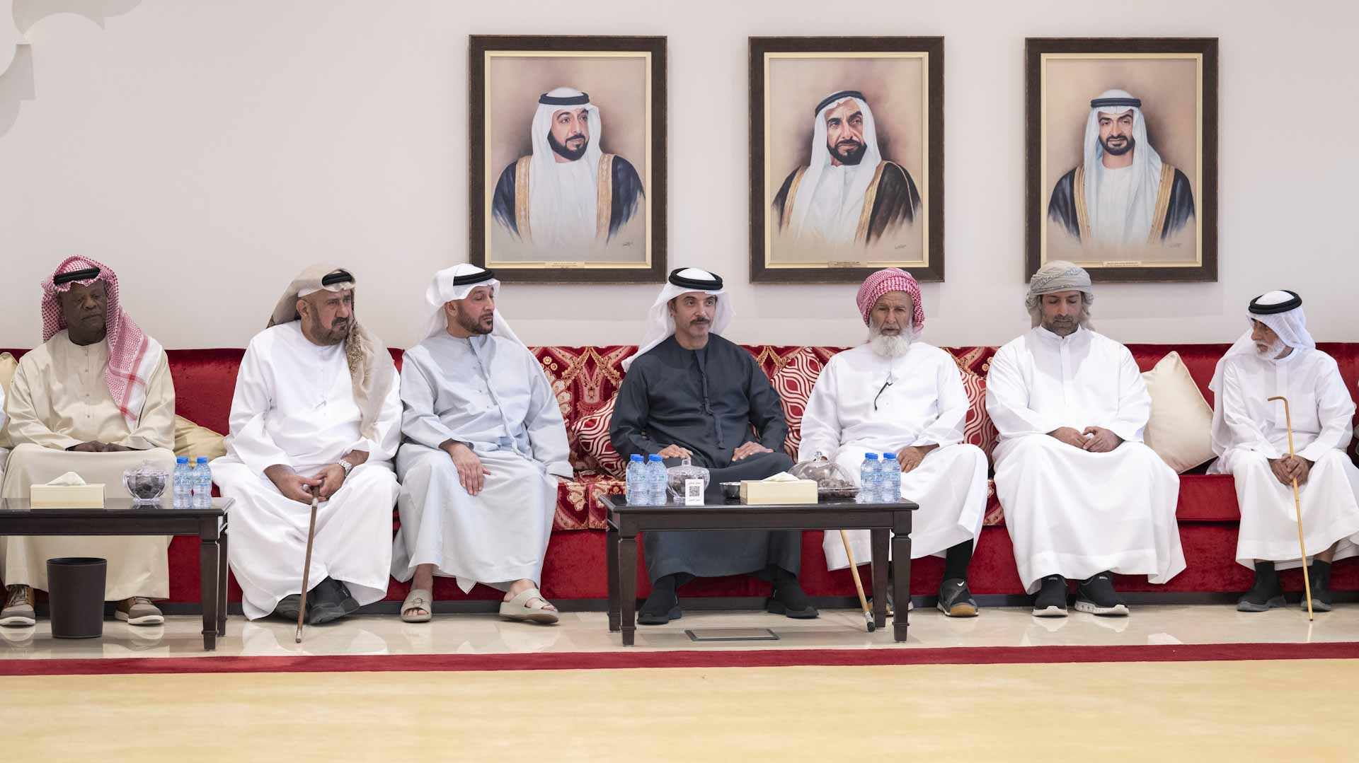 هزاع بن زايد يقدم واجب العزاء في وفاة مبارك محيميد المنصوري 