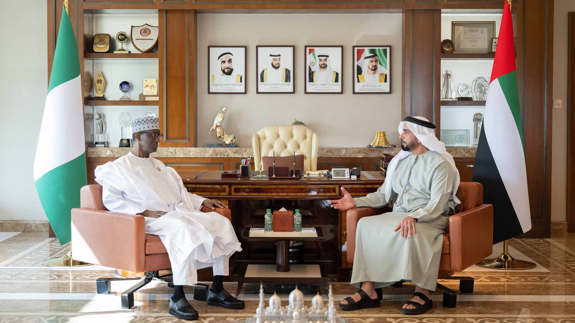 سيف بن زايد ومستشار الأمن القومي النيجيري يبحثان تعزيز التعاون 