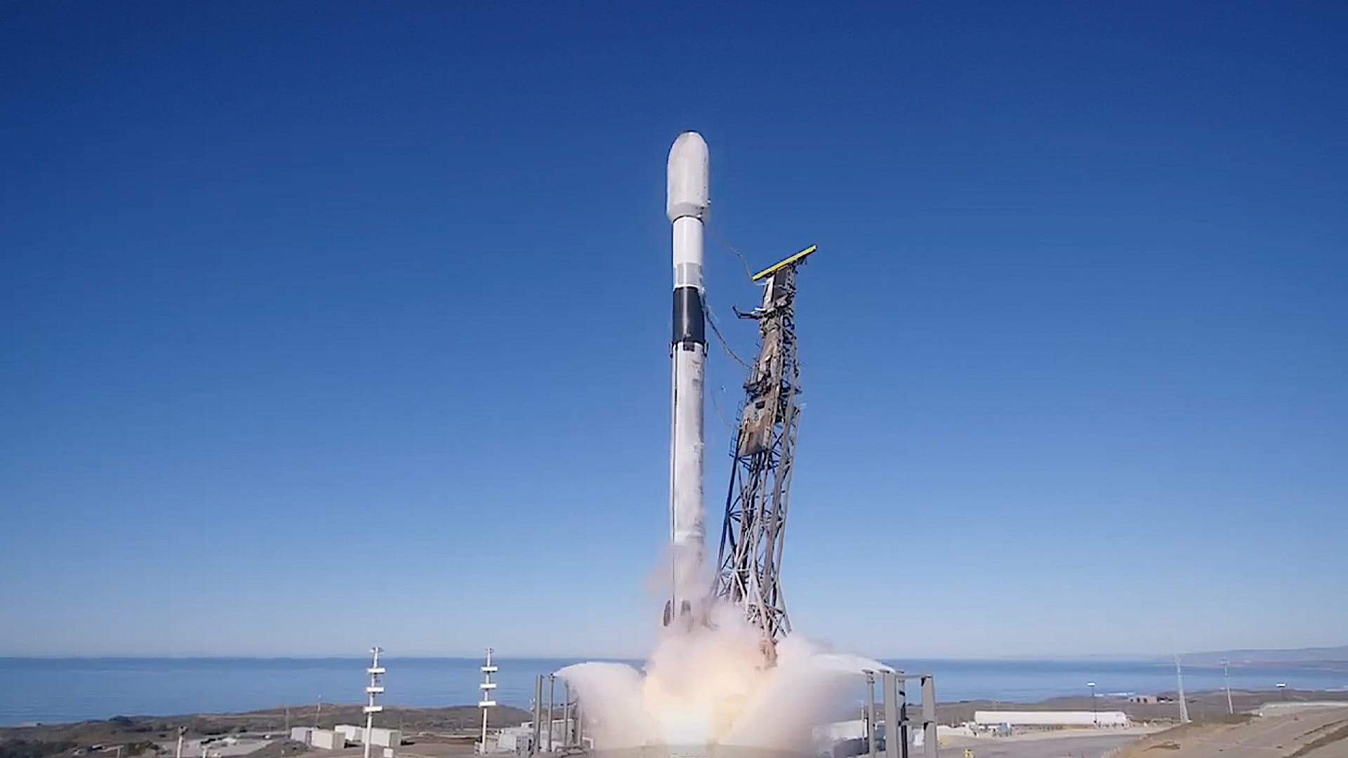 "محمد بن زايد سات" ينطلق نحو الفضاء 