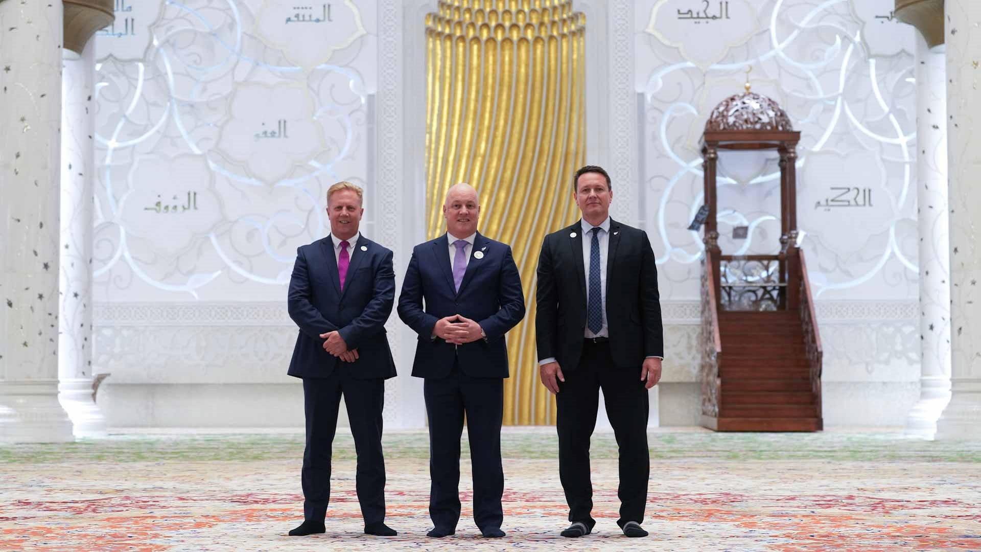 رئيس وزراء نيوزيلندا يزور جامع الشيخ زايد الكبير في أبوظبي