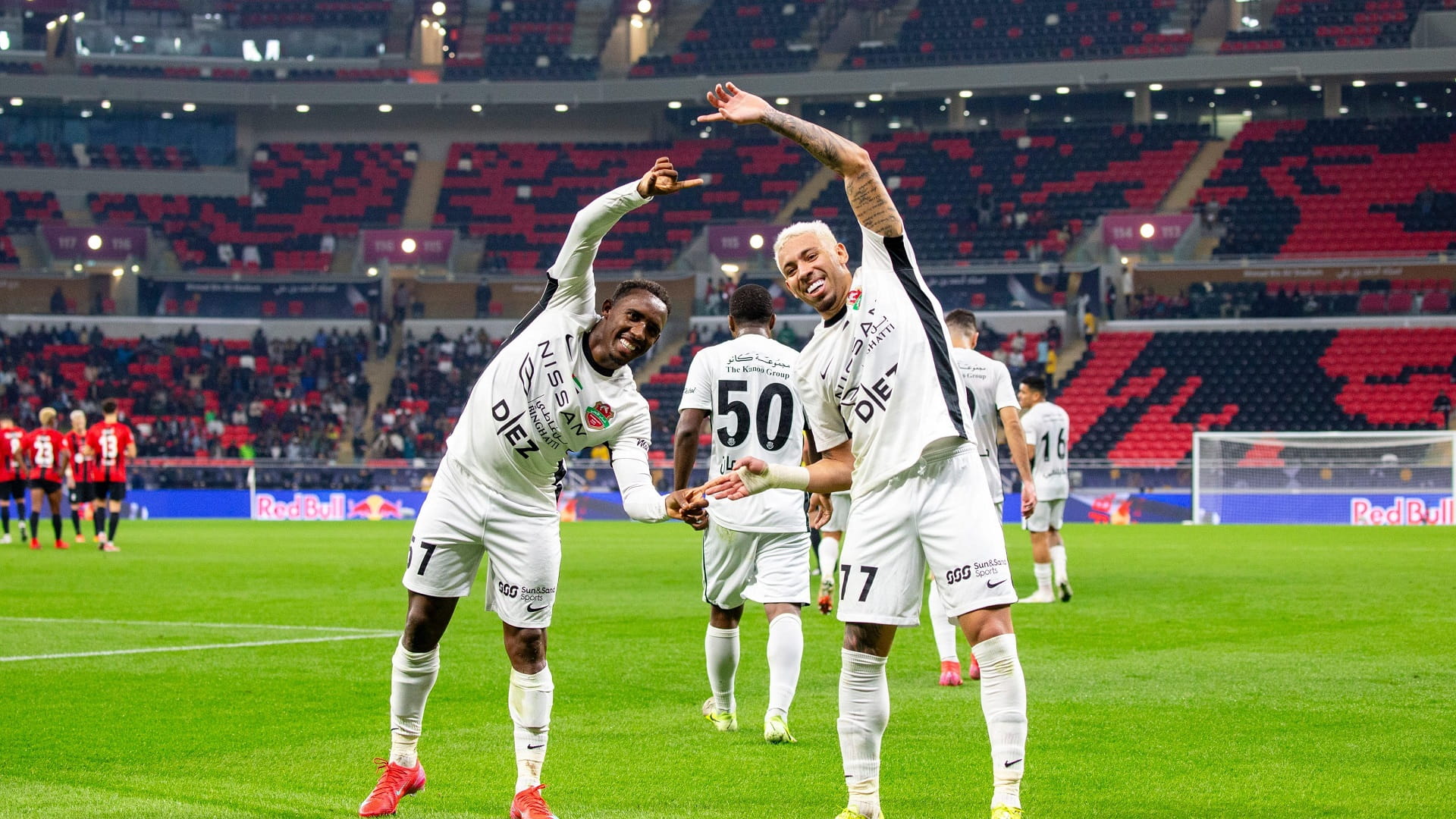 شباب الأهلي يتوّج بـ"درع التحدي" في كأس السوبر الإماراتي القطري 