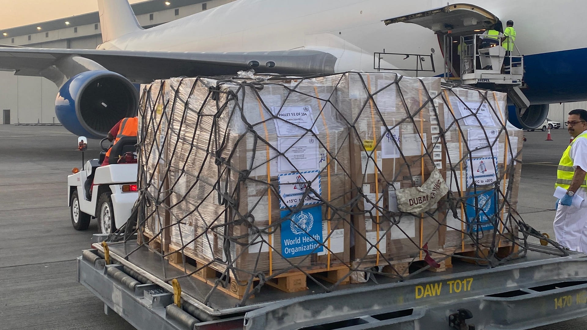 "دبي الإنسانية" تنقل 68 طناً من المساعدات إلى قطاع غزة 