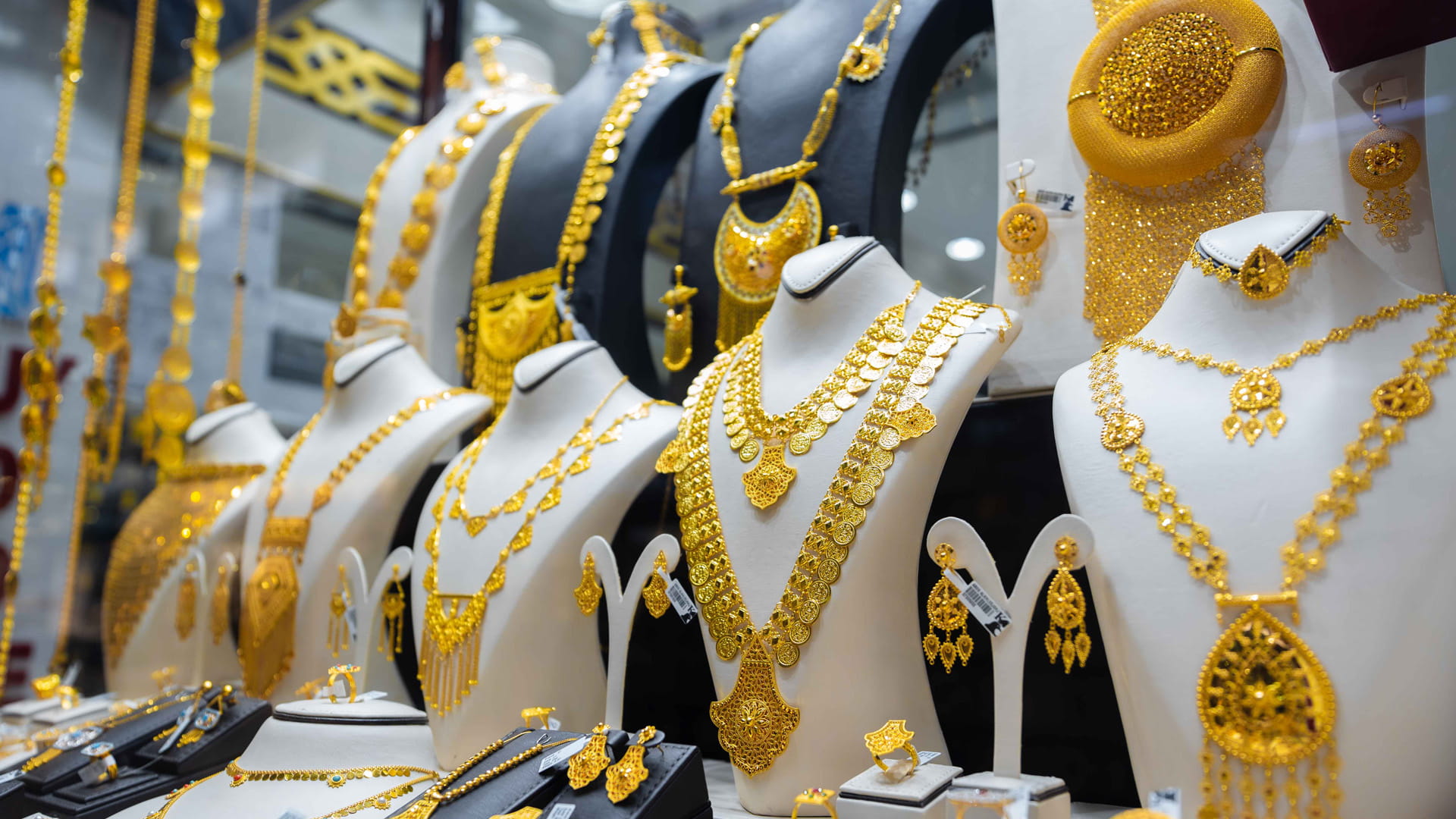 تجربة تسوق استثنائية في سوق ذهب الرولة 