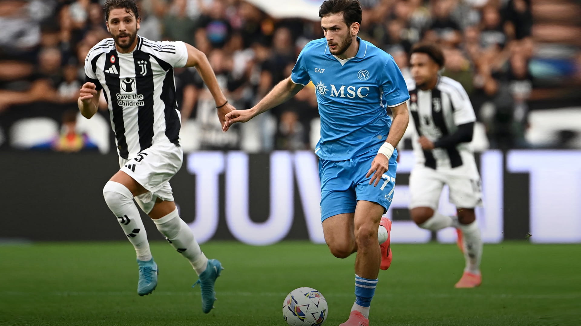 Kvaratskhelia signs for Paris Saint-Germain from Napoli 