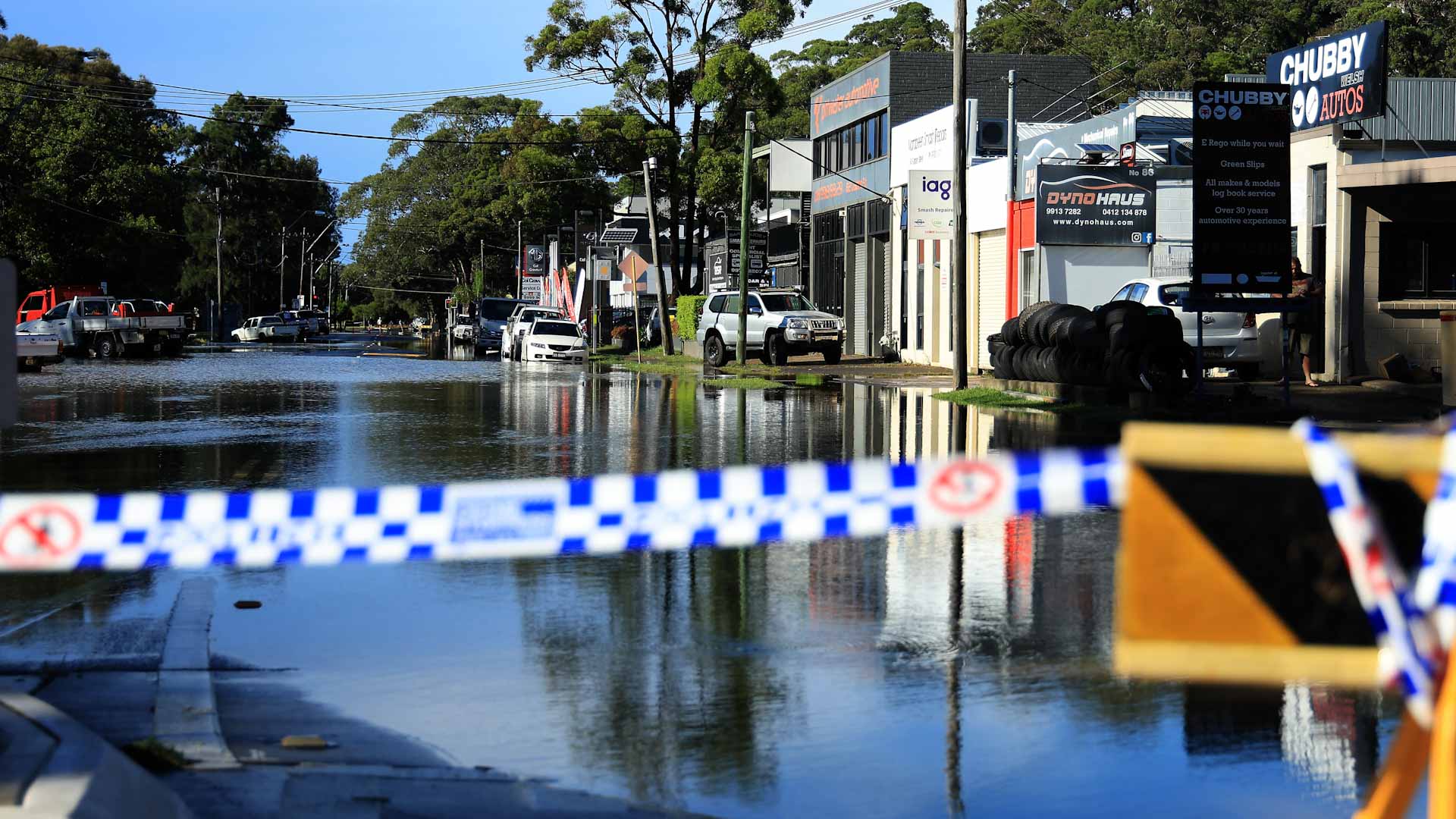 Thousands of Australians without power as heavy rain 