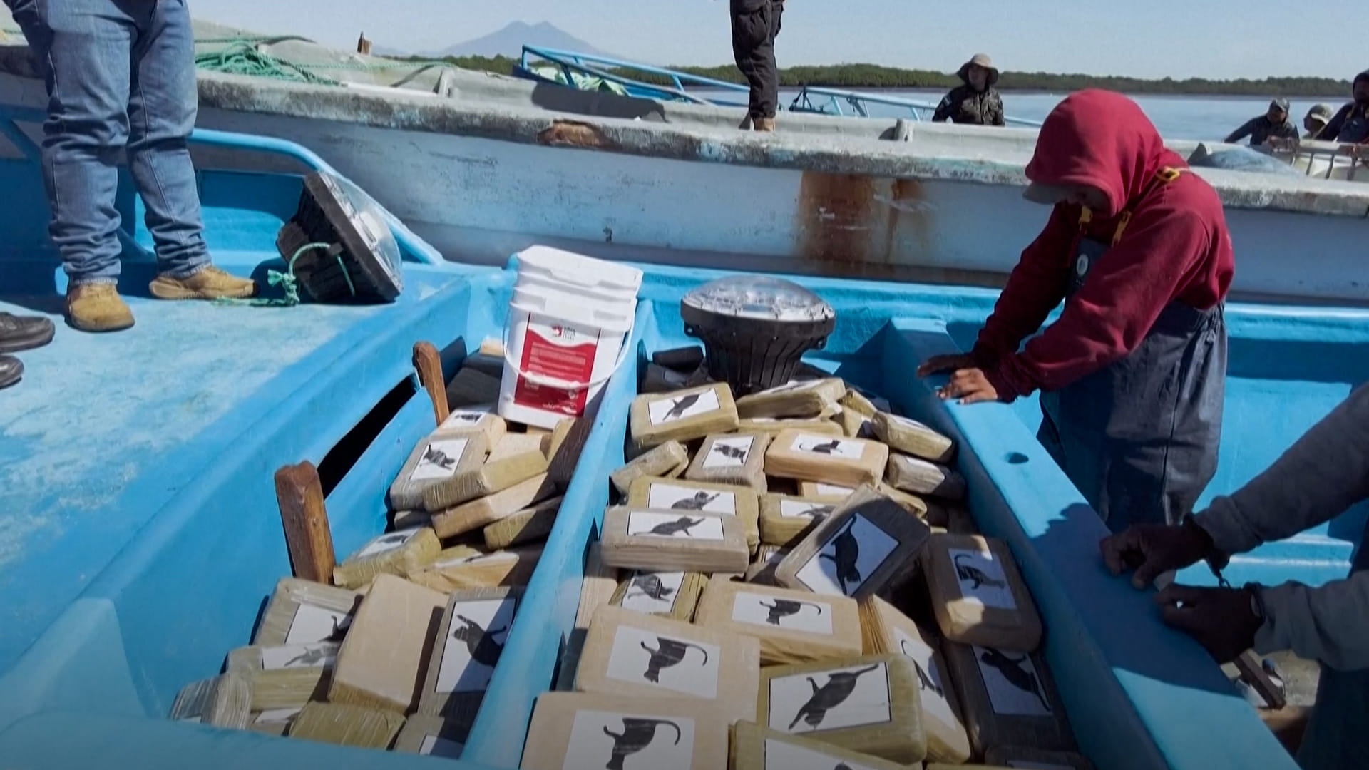 بيقظة الشرطة.. السلفادور تُحبط عملية تهريب ضخمة وتوقف 9 متهمين 