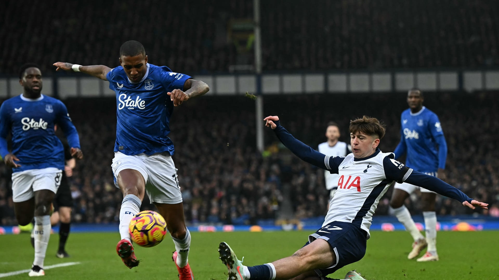 إيفرتون يستعيد نغمة الانتصارات بالدوري الإنجليزي 