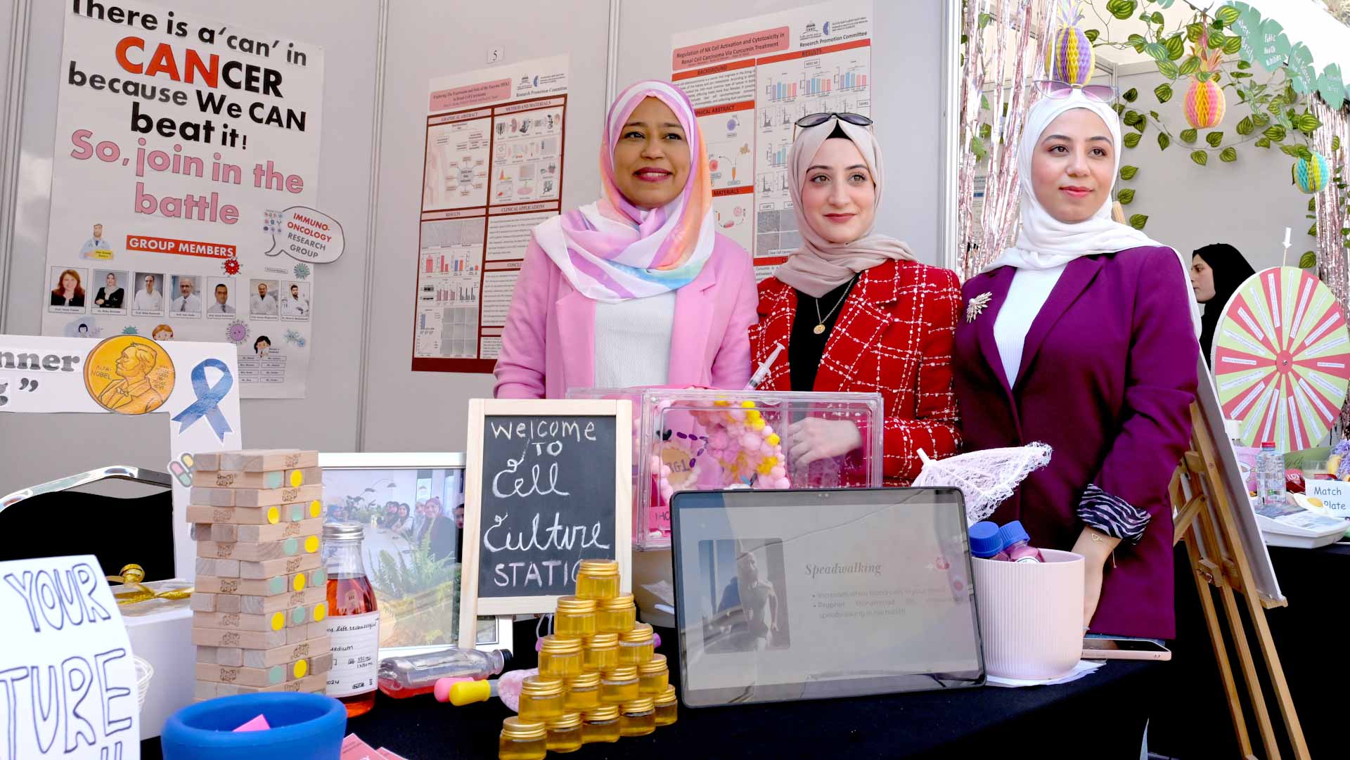 جامعة الشارقة تعرض 71 ملصقاً بحثياً حول المشاريع العلمية والطبية 