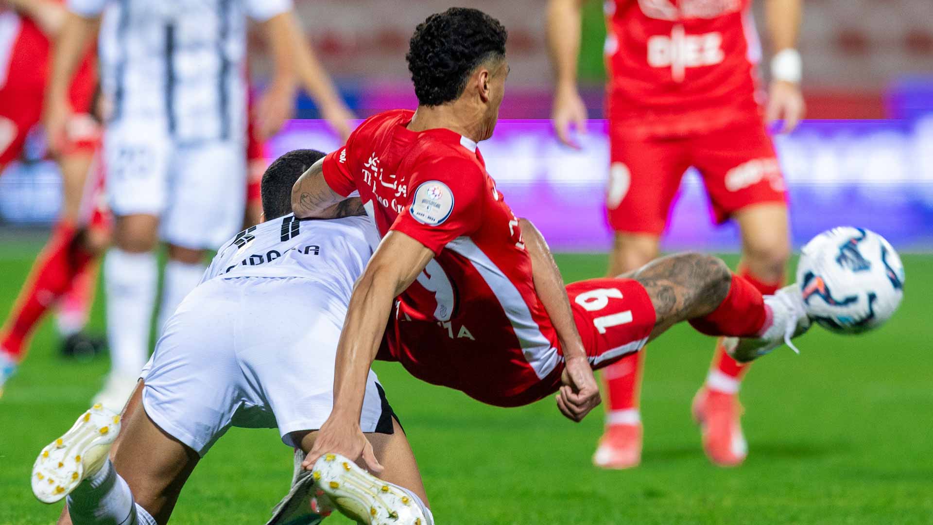 شباب الأهلي يحسم القمة أمام الجزيرة في دوري أدنوك للمحترفين 